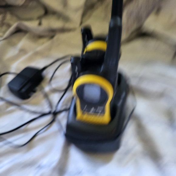 The Motorola Talkabout MH230R is a two-way radio - Walkie Talkie - Picture 2 of 4